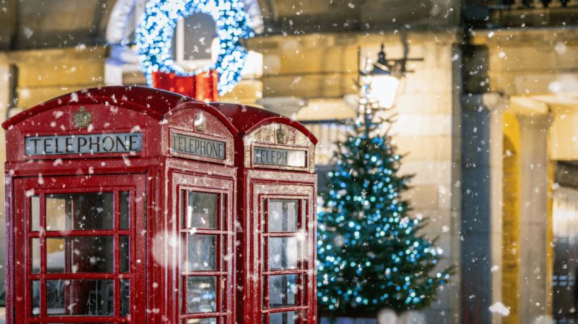 Navidades en el Reino Unido: cabinas telefónicas rojas con nieve